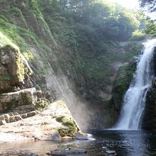 日本三大瀑布の一つと言われる秋保大滝です。