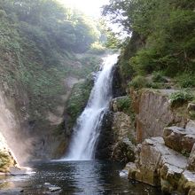 流れ落ちる滝の飛沫が霧となる、秋保大滝。