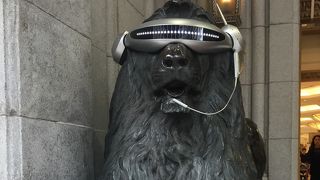 ライオンがヘンなメガネしてる