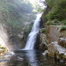 ８月初旬、水量が少なく以前の迫力はなかった。