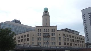 エメラルドグリーンのドームが美しい。