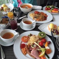 Skyon57の朝食、エッグベネディクト、ラクサが美味しい