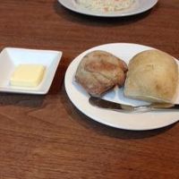 朝食：鮭プラフかパン。そば粉のパンはもちもち