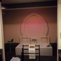 お風呂です。向かって左がシャワー、右がトイレになります。