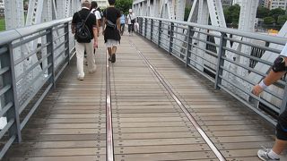 「新港橋梁」は、旧山下臨港線の橋梁で、「山下臨港線プロムナード」にあります。