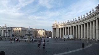 広場に椅子が並べられていました