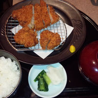 隣接の黒豚料理店でのとんかつで夕食