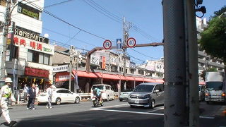 都心にあって古き趣を感じさせる商店街の中に架けられています