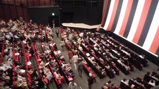 舞台は大満足、劇場は残念