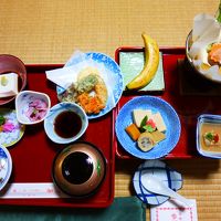 夕食。二の膳です。しゃもじをお土産でいただけます