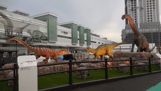 動きながら鳴き声をあげる３体の巨大な恐竜のモニュメントがあります
