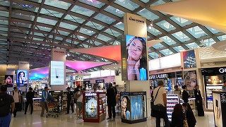 華やかな空港免税店