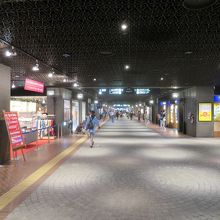 ２本あるメインの通路、こちらは広々した方です