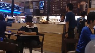 出国審査前も後もそれなりに店舗があります