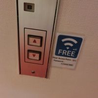 wifiのパスワードはエレベータの所に貼ってます