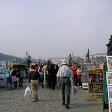 橋の上にも、たくさん露店が出ています。