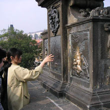 ネポムツキー像の下のレリーフに触れると、いいことがある？