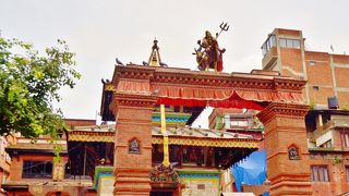 門は震災に耐えたマヘンドレシュワル寺院