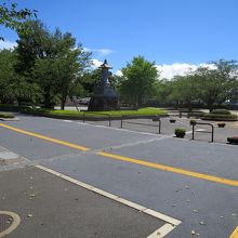 バスを降り、徒歩で公園入口に到着です