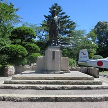 ”特攻隊「とこしえに」”という名前の像です