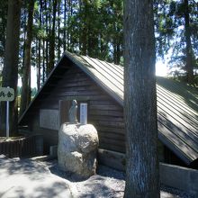 復元された「三角兵舎」です