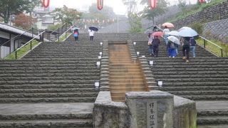 伊香保温泉の石段街　両脇に店が立ち並ぶ