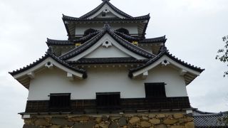 こじんまりとして趣のある天守。階段が危険なので、要注意。