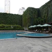 プールに併設のバーを眺めながら、のんびり・・・。