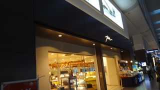 土産をはじめ様々な品が！