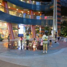 この噴水は子ども達に大人気です