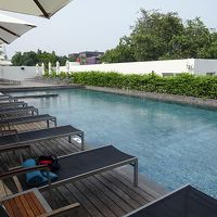 プールはこじんまりながらキレイです