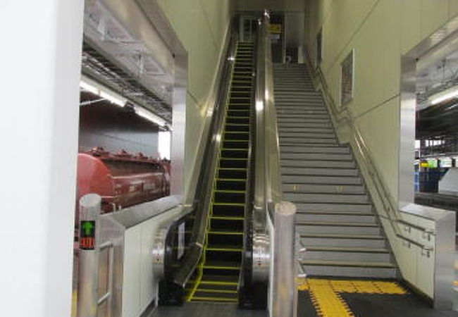 大きな荷物を持って階段を上り下りしなくて良くなりました。駅舎大改造でエレベーター、エスカレーターが完備した。