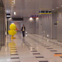 観光客も多く訪れる地下部分も明るく、清潔感に溢れ、綺麗です。