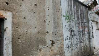 バスターミナルからスターリ・モストへ向かう途中にも内戦の傷跡が…