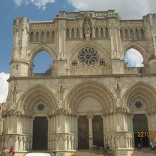 3つの扉ですが真ん中はさらに2つに分かれます。