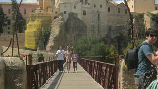 旧市街地の東に流れるウエカル川にかかる橋です。