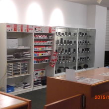 外国観光客に人気があるキャノン製交換レンズの展示コーナーです