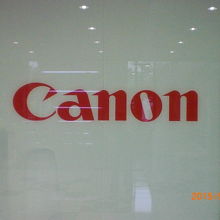 帰りがけに目に入る出入口上部に掲げられたキャノンの表示です。