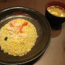 かにかにチャーハン、かにの身が入っている味噌汁が付きます