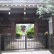 重みを感じる門