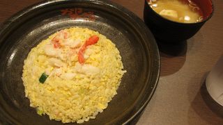 駅なかでぱらぱらチャーハン味わえます。
