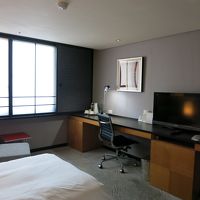 ビジネス利用客が多いためか大き目のデスク。