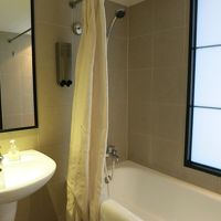 ハンドシャワー付き、水圧は並み。排水も普通でストレスなし。