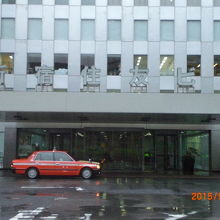 新宿住友ビルの北側の玄関入口です。バスターミナルもあります。