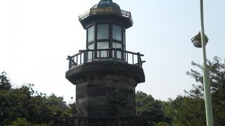 何なの？と思って調べたら靖国神社の灯籠でした