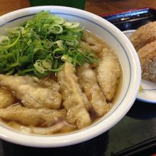 ごぼう天うどんとかしわめしのおにぎり