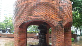 新宿住友ビルの広場の一角に、恋愛成就の霊験あらたかな恋弁天があります。