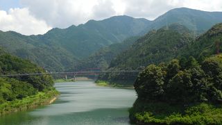 緑の湖面がきれいでした