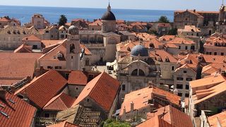 祭壇の奥の絵画は必見です