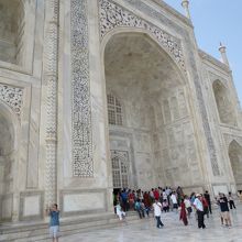 近づいて見ると、大きくまた彫刻が精緻なのが良く分かります。